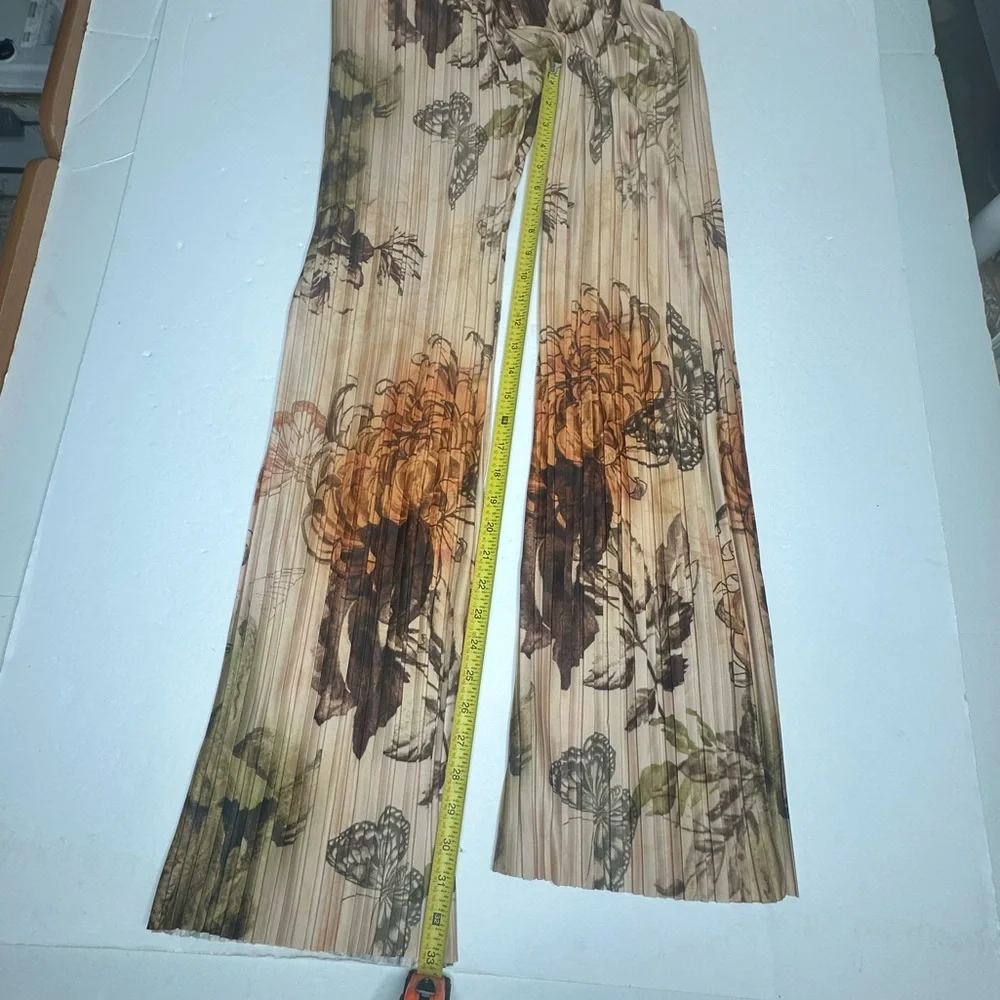NEW PrettyLittleThing NUDE FLORAL PRINTED PLISSE MID RISE WIDE LEG PANTS 6 - Picture 8 of 13